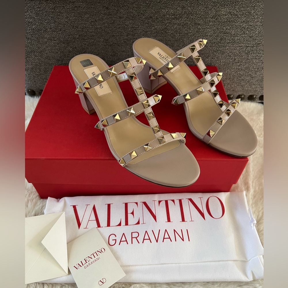 New VALENTINO GARAVANI
Rockstud Leather Block Heel Sandals - Picture 4 of 15